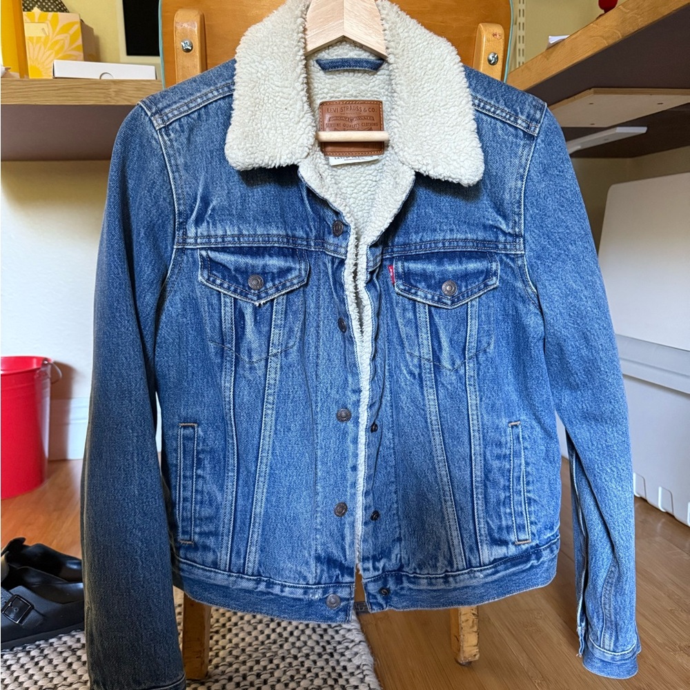 Levi’s Sherpa trucker jacket in perfect condition. Women’s medium. Worn once.
